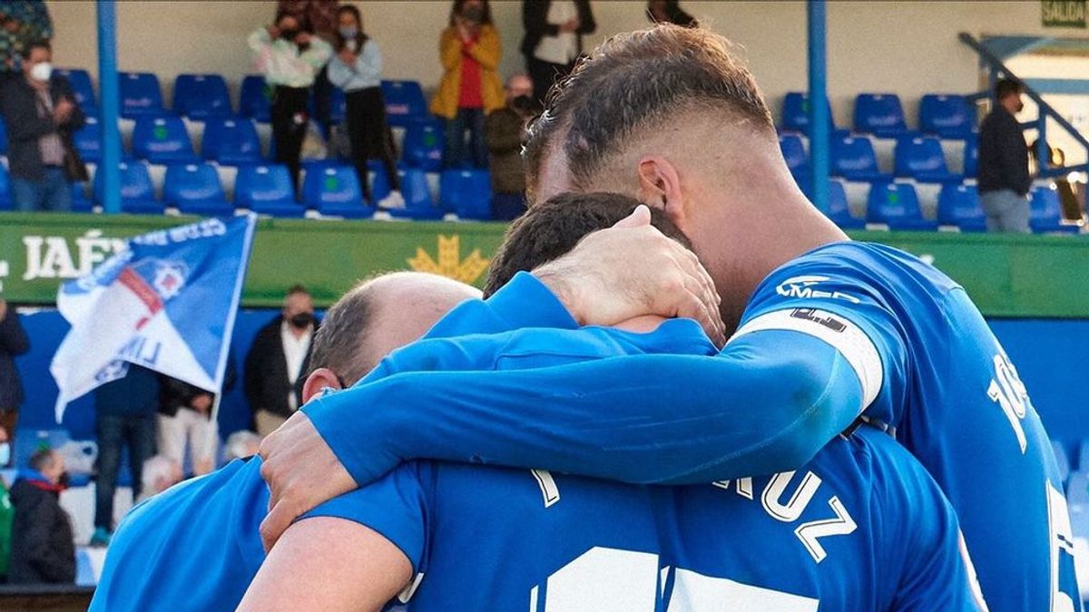 El mundo del fútbol arropa a José Cruz tras jugar con el Linares horas después de que falleciera a su padre: "Has dado una lección de vida" El mundo del fútbol arropa a José Cruz tras jugar con el Linares horas después de que falleciera a su padre: "Has dado una lección de vida"