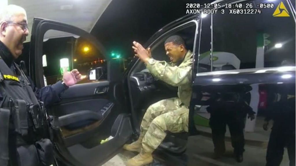 Un militar estadounidense afrolatino denuncia a la policía por actuar con excesiva fuerza tras detener su vehículo
