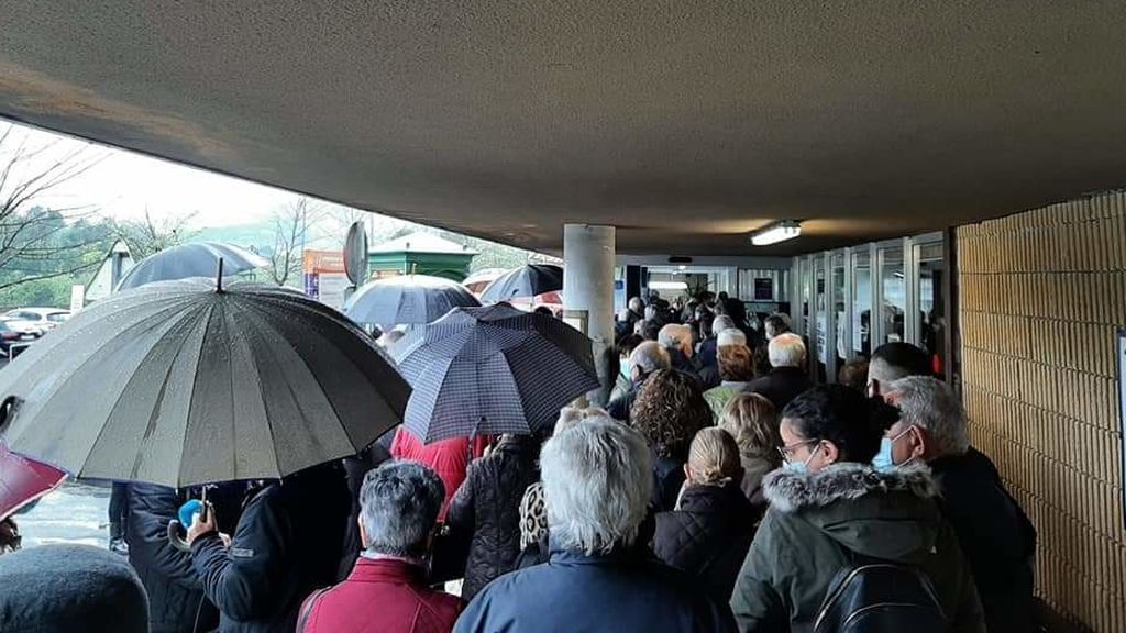 Los ancianos se agolpan en el Hospital de Galdakano a la espera de su turno.