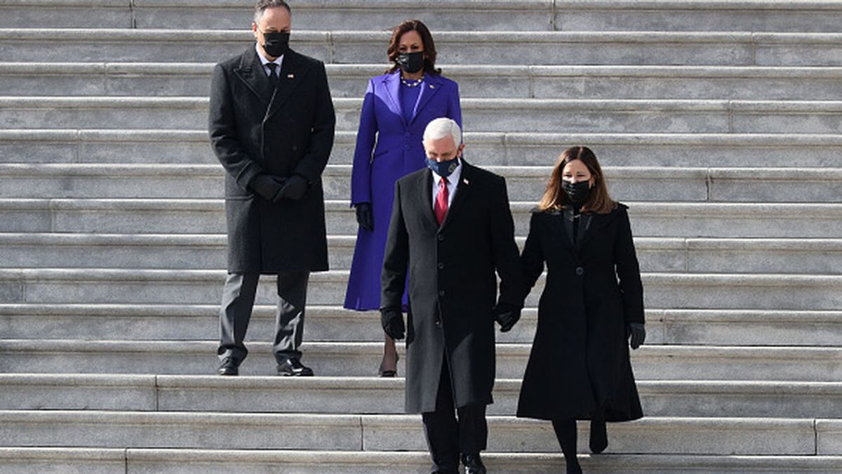 Mike Pence firma un contrato millonario para la publicación de sus memorias antes de 2023 Mike Pence firma un contrato millonario para la publicación de sus memorias antes de 2023