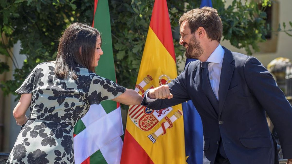 Casado ofreció a Arrimadas ser portavoz en el Congreso bajo la marca PP y ella responde que "Ciudadanos no está en venta" Casado ofreció a Arrimadas ser portavoz en el Congreso bajo la marca PP y ella responde que "Ciudadanos no está en venta"