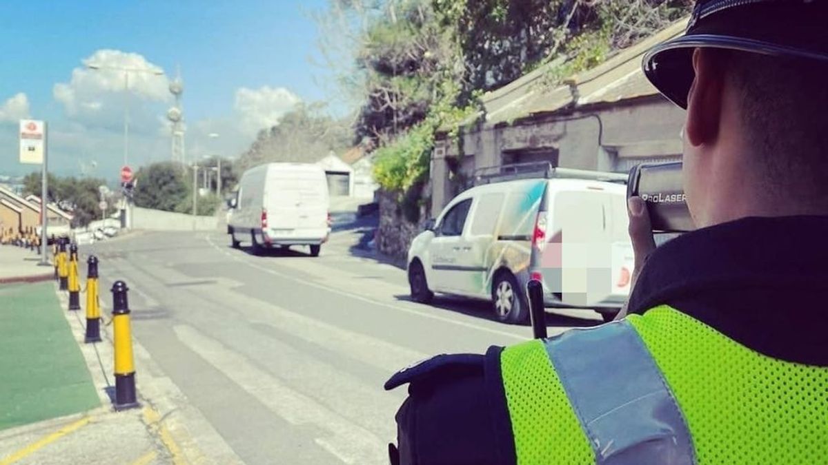 "Seguramente tienen algo mejor que hacer": la respuesta de un conductor gibraltareño sorprendido mientras conducía dando el biberón a su hija