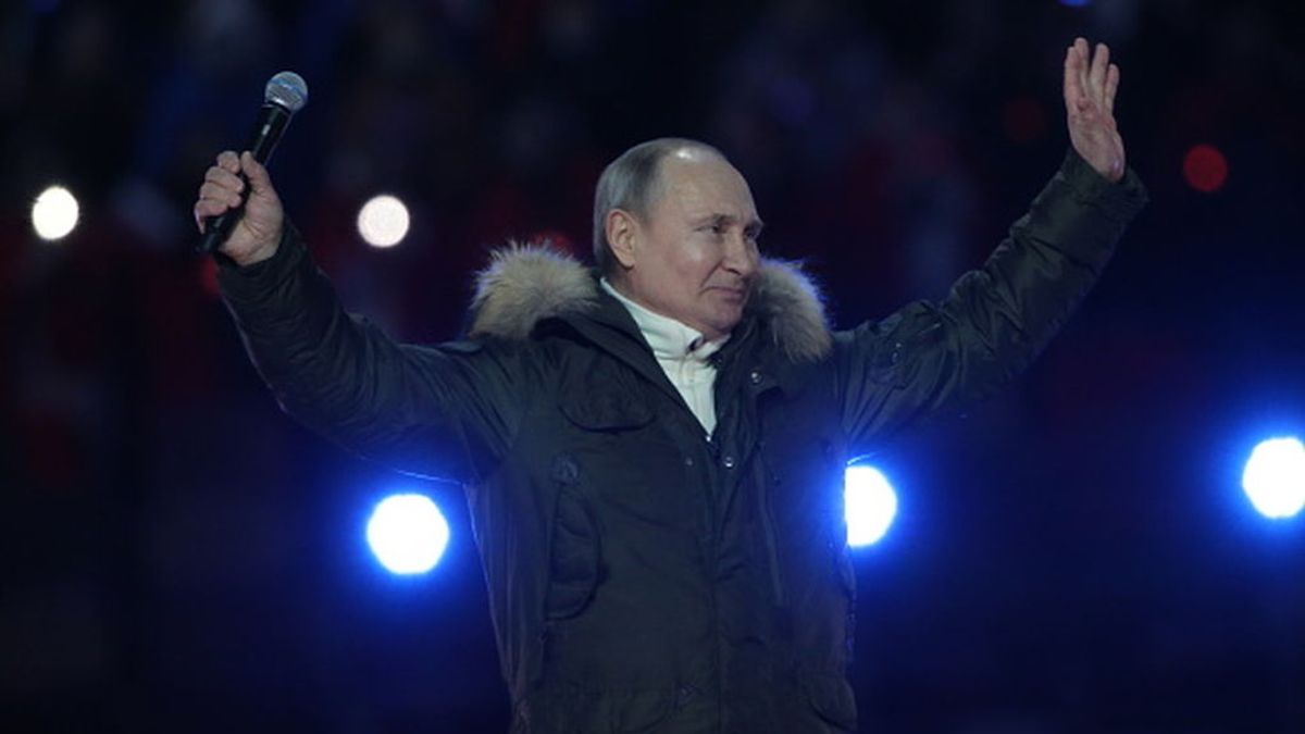 Biden traslada a Putin su "preocupación" por las maniobras en la frontera con Ucrania y le ofrece una cumbre bilateral Biden traslada a Putin su "preocupación" por las maniobras en la frontera con Ucrania y le ofrece una cumbre bilateral