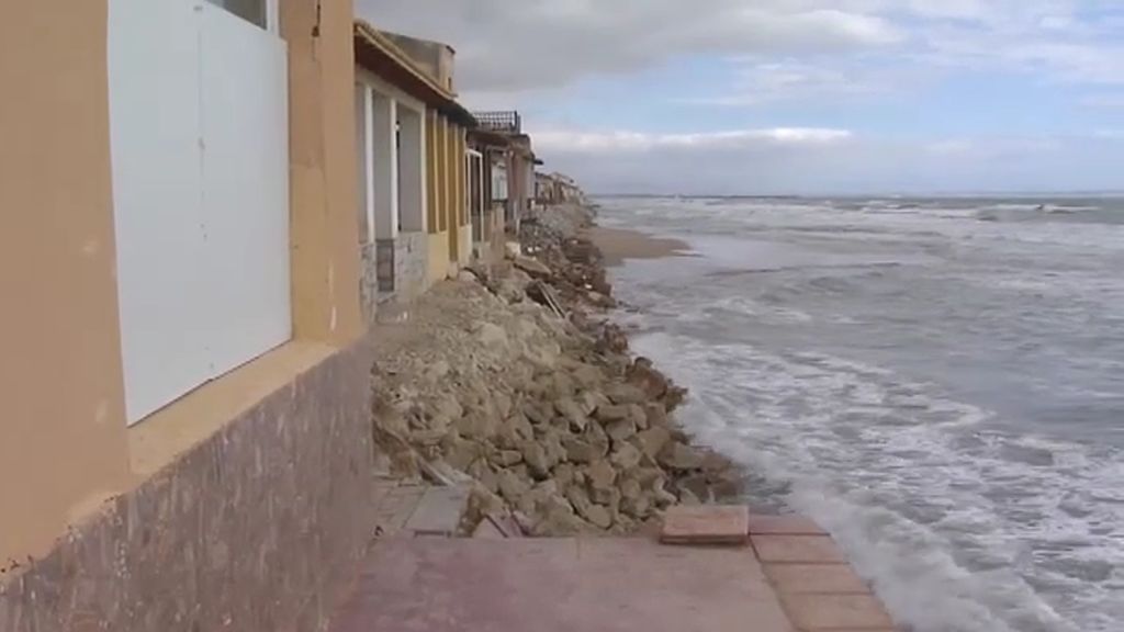 Las olas se tragan las playas y casas de la costa alicantina
