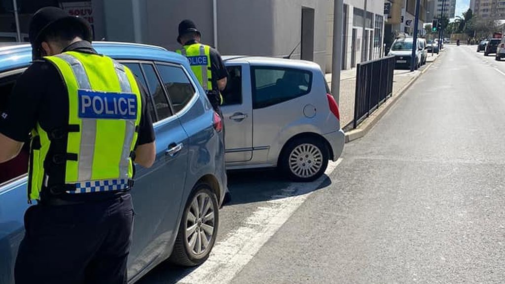 Policía de Gibraltar en un control de tráfico