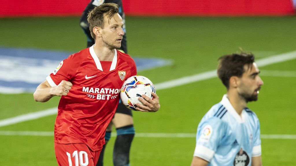 Rakitic celebra el tercer gol del Sevilla.