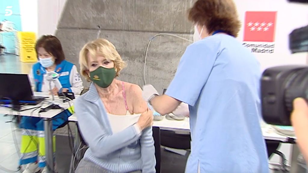 Esperanza Aguirre recibe la primera dosis de la vacuna de AstraZeneca