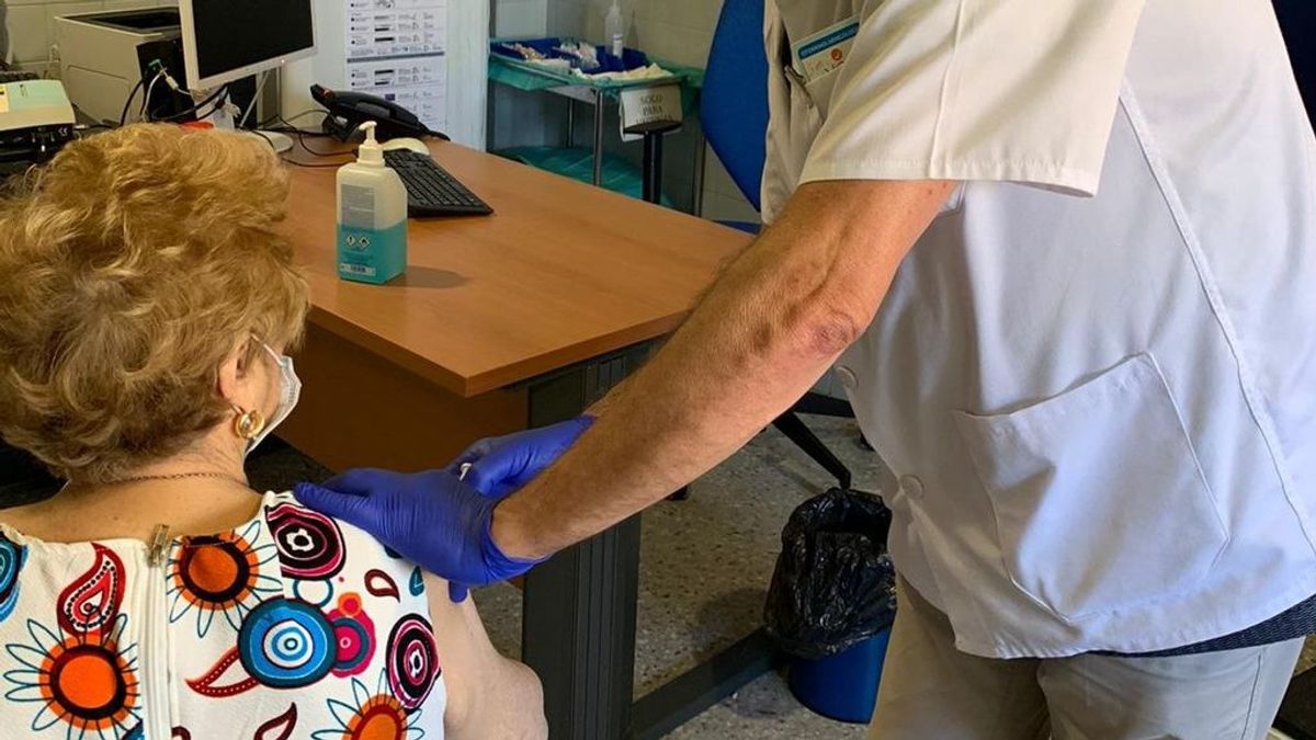 Madrid y Andalucía se unen a Cataluña y piden a Sanidad retrasar la segunda dosis de Moderna y Pfizer Madrid y Andalucía se unen a Cataluña y piden a Sanidad retrasar la segunda dosis de Moderna y Pfizer