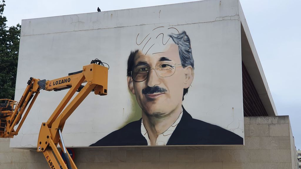 El artista urbano Nesui SRC pinta en Málaga un grafiti de Martín Carpena: “Para que los más jóvenes no olviden su rostro” El artista urbano Nesui SRC pinta en Málaga un grafiti de Martín Carpena: “Para que los más jóvenes no olviden su rostro”