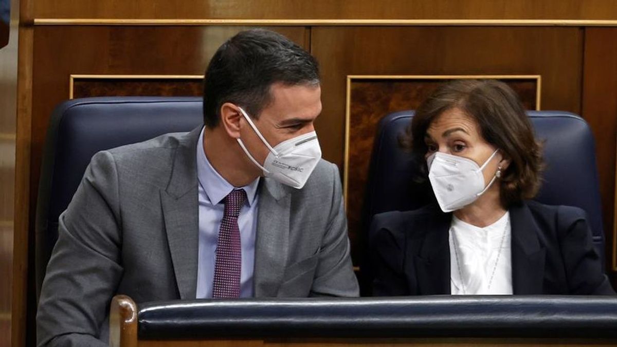 Pedro Sánchez y Carmen Calvo conversan en el banzo azul Pedro Sánchez y Carmen Calvo conversan en el banzo azul