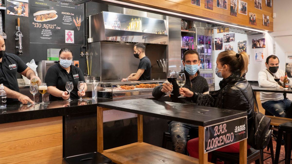 Epidemiólogos llaman a adelantar el toque de queda y a controlar los interiores para frenar los contagios entre jóvenes Epidemiólogos llaman a adelantar el toque de queda y a controlar los interiores para frenar los contagios entre jóvenes