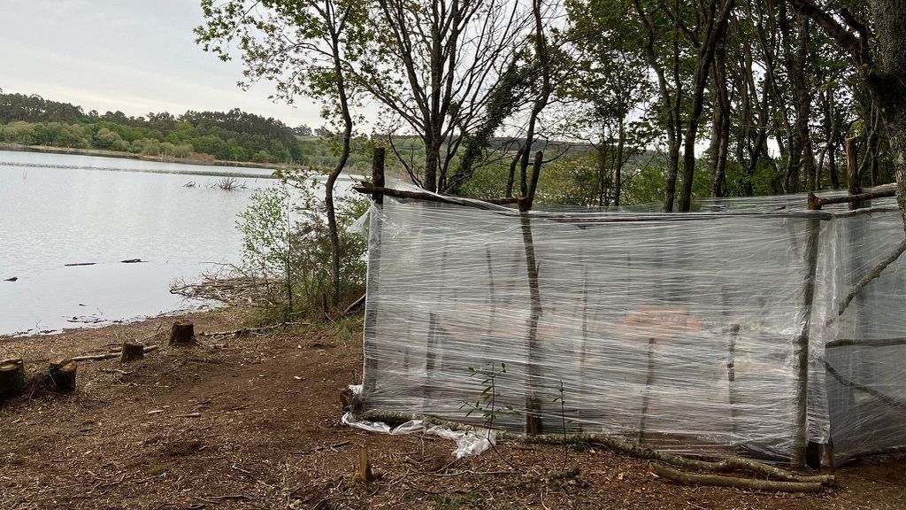 El campamento, frente al embalse