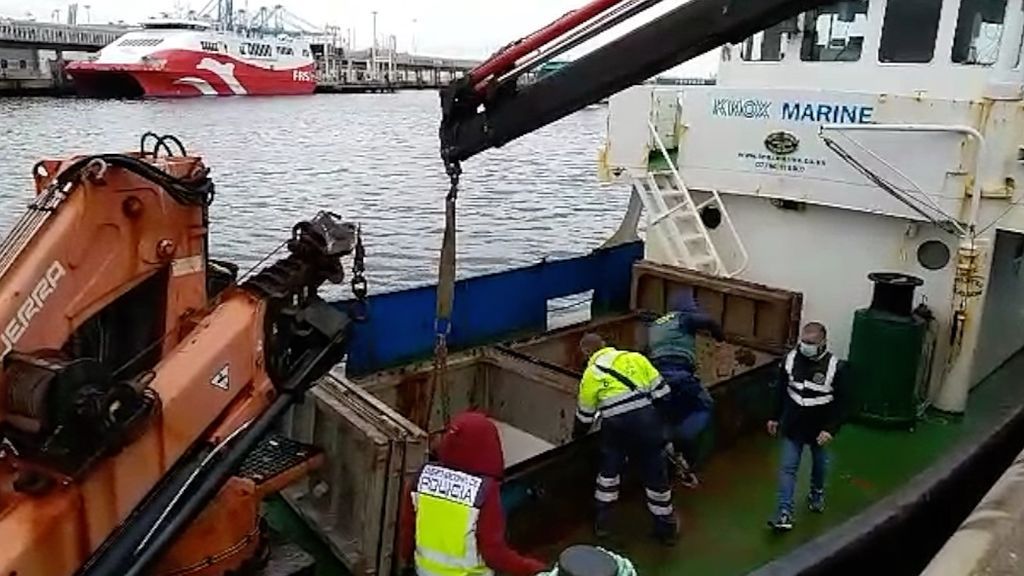 La grúa sacando sacos de hachís del remolcador