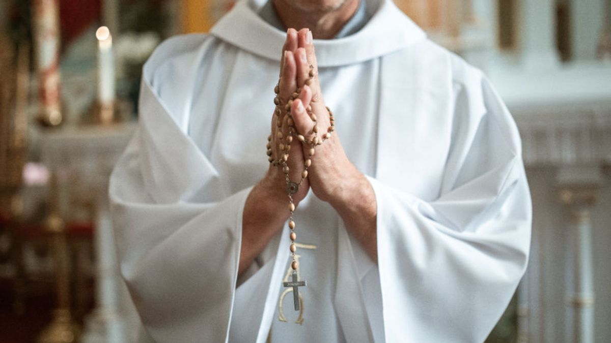 Un cura italiano anuncia en plena misa que cuelga los hábitos por haberse enamorado Un cura italiano anuncia en plena misa que cuelga los hábitos por haberse enamorado