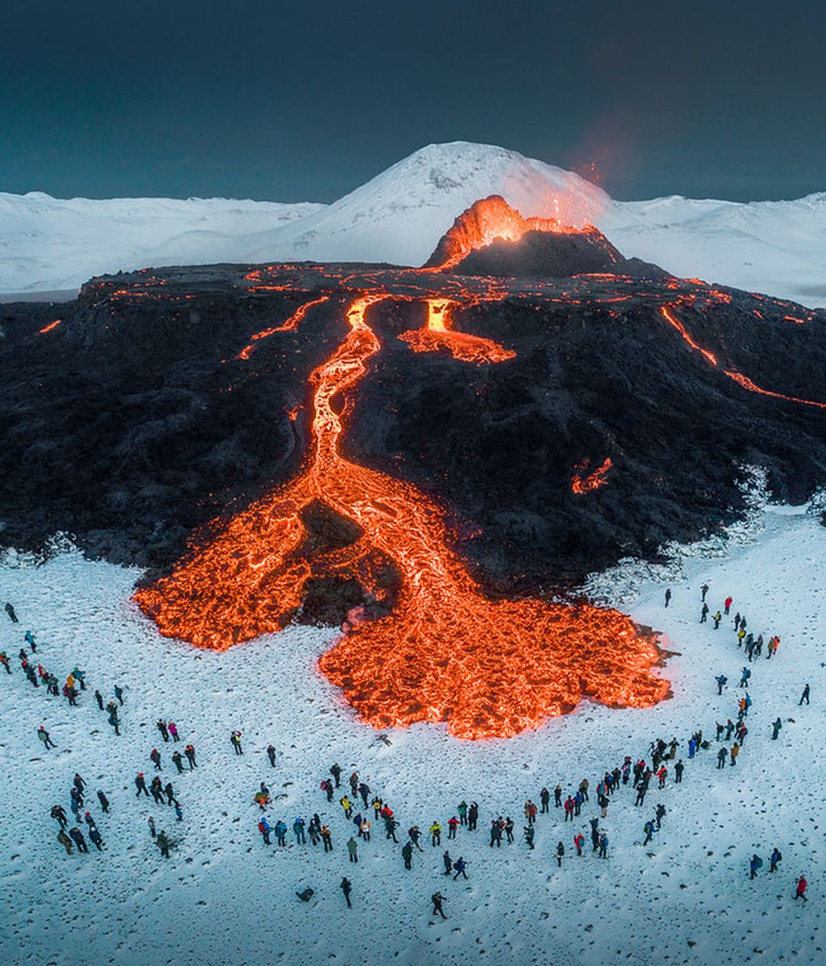 A vista de dron: la hipnótica imagen de la lava del volcán islandés mezclándose con la nieve