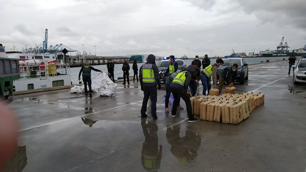 Interceptan un remolcador con toneladas de hachís en Algeciras