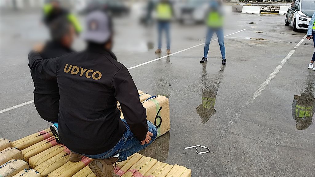 Dos agentes se fotografían sobre el hachís intervenido