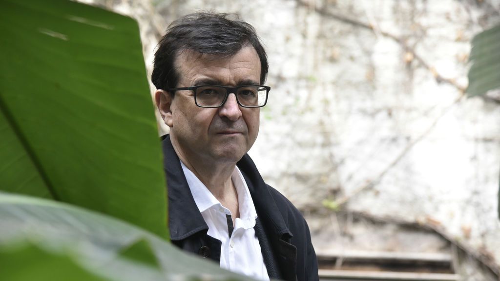 Javier Cercas estudia querellarse por un vídeo suyo manipulado sobre una intervención militar en Cataluña Javier Cercas estudia querellarse por un vídeo suyo manipulado sobre una intervención militar en Cataluña