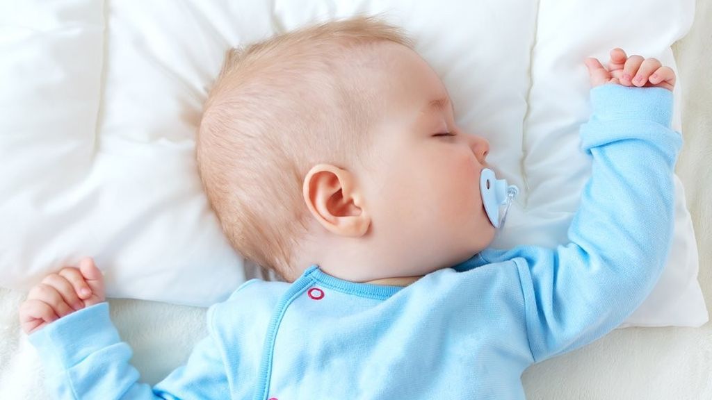 Los pequeños pueden girar la cabeza al mamar o al dormir.