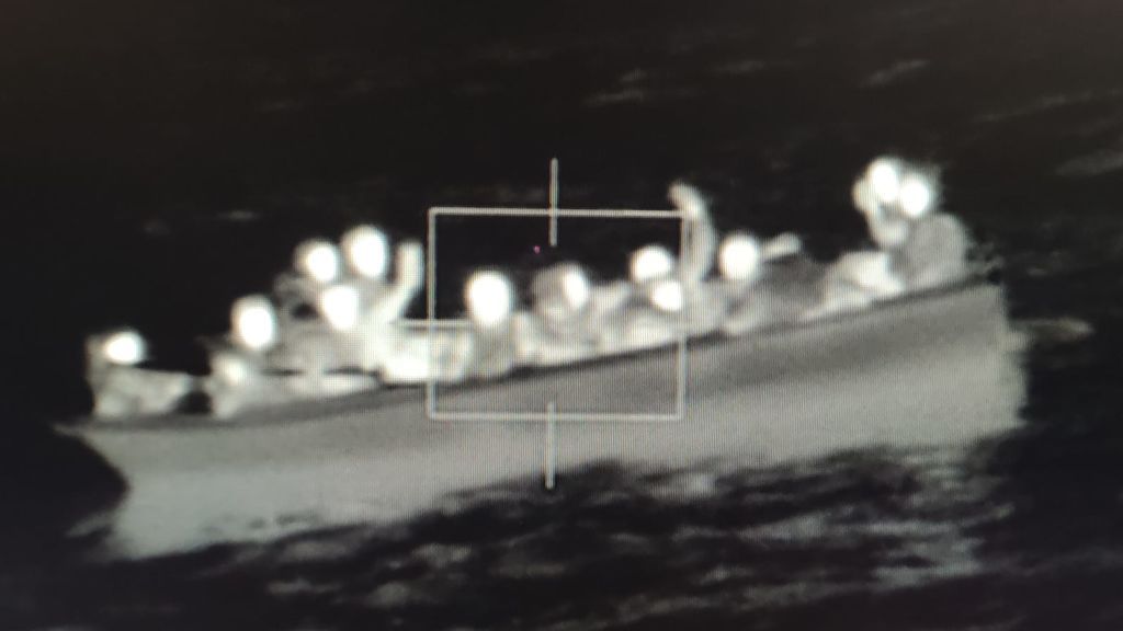 Pateras sin motor soltadas por barcos pesqueros: el otro riesgo de la costa española Pateras sin motor soltadas por barcos pesqueros: el otro riesgo de la costa española
