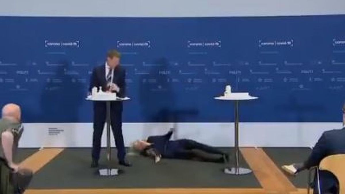 El desmayo en plena rueda de prensa de la directora de la Agencia Danesa del Medicamento El desmayo en plena rueda de prensa de la directora de la Agencia Danesa del Medicamento
