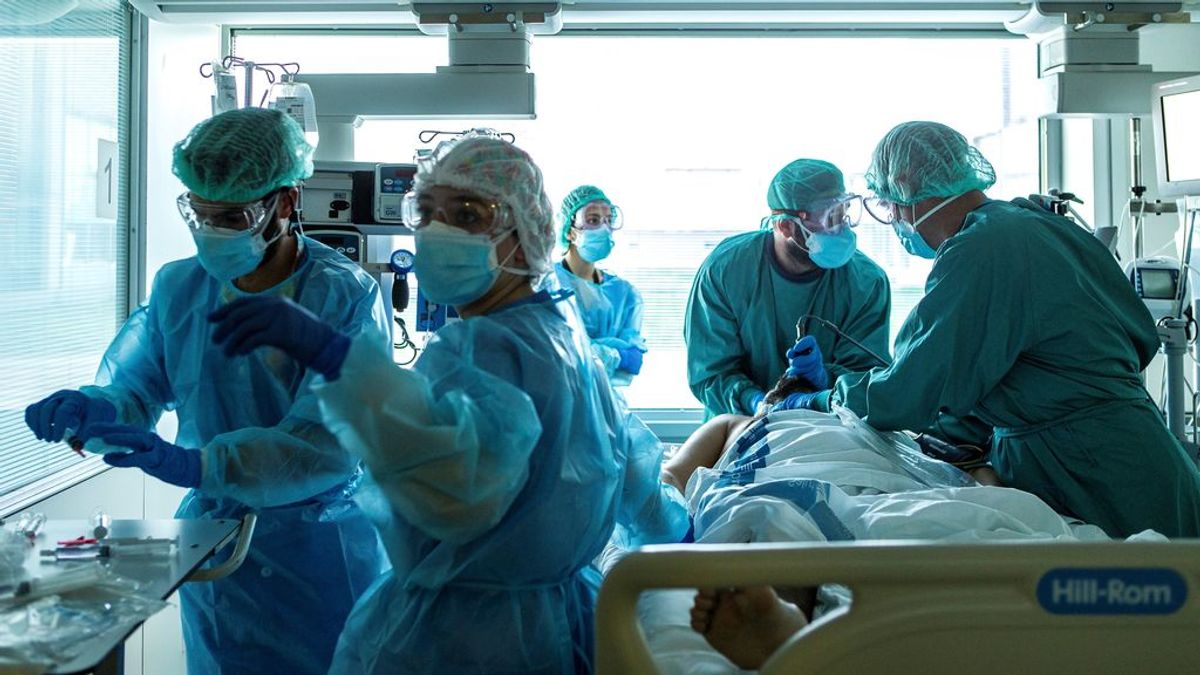 La cuarta ola es diferente: crece despacio pero los contagiados son más graves, más jóvenes y sanos La cuarta ola es diferente: crece despacio pero los contagiados son más graves, más jóvenes y sanos