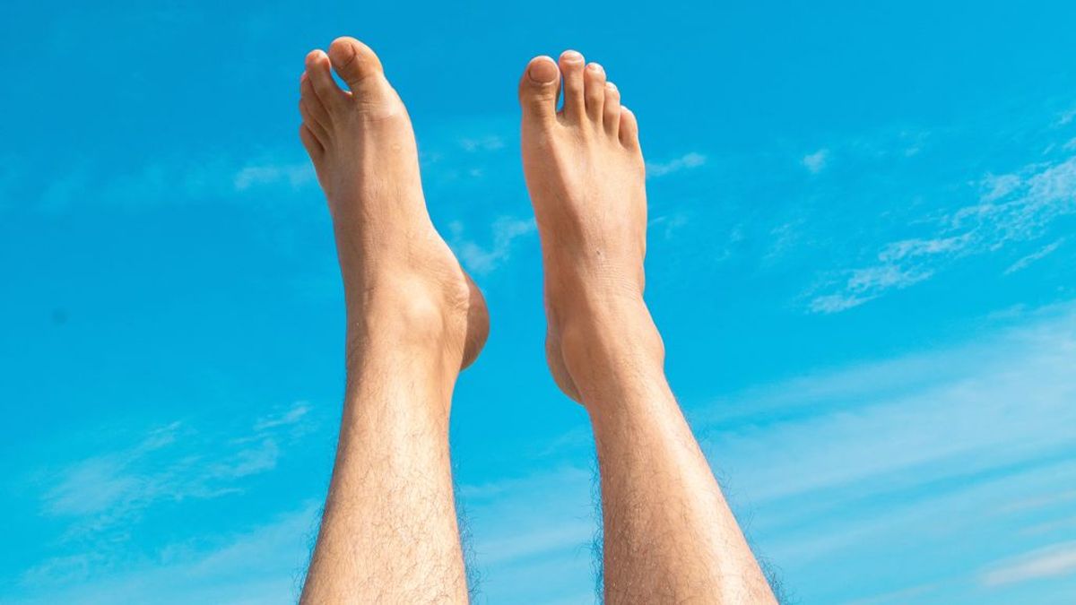 ¿La terapia hormonal para hombres trans puede hacer que te crezcan los pies?