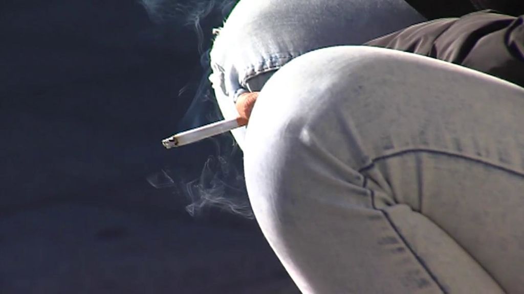 Sanidad propondrá que se prohíba fumar en las terrazas de los bares aunque haya distancia de seguridad