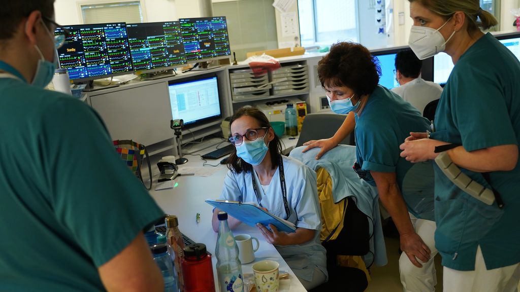 Médicos alemanes alertan de que la escasez de camas en las ucis puede ser inminente Médicos alemanes alertan de que la escasez de camas en las ucis puede ser inminente