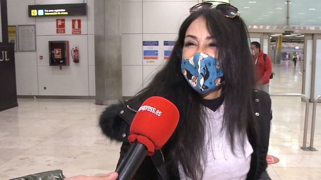 Maite Galdeano llega de París hablando francés y provoca un ataque de risa a un reportero