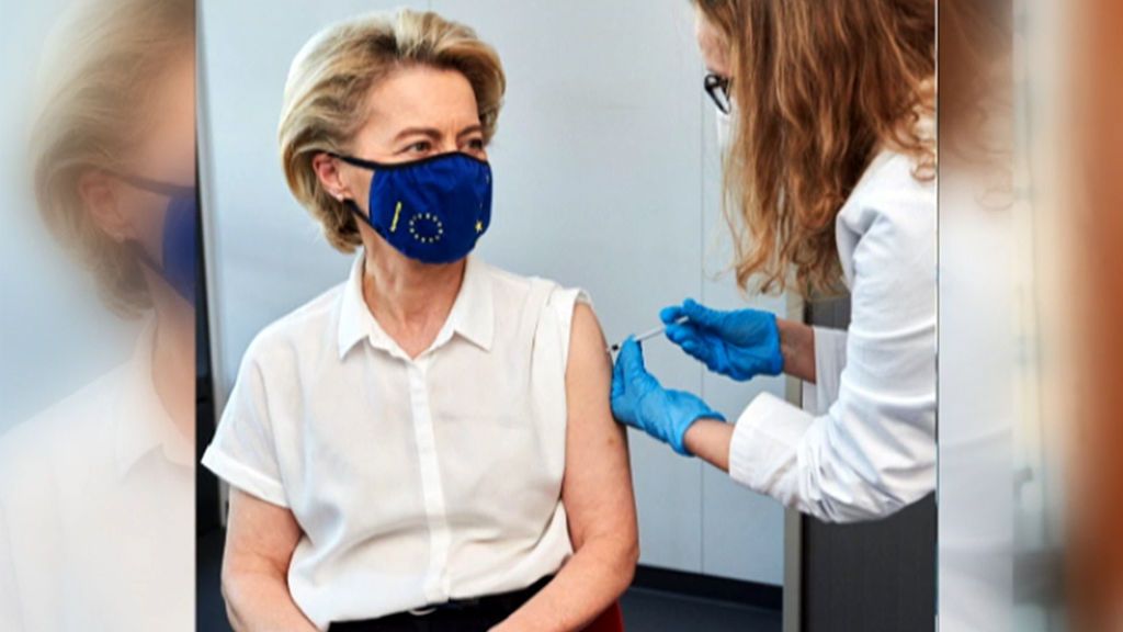 La presidenta de la Comisión Europea, Úrsula Von der Layen, vacunada con Pfizer