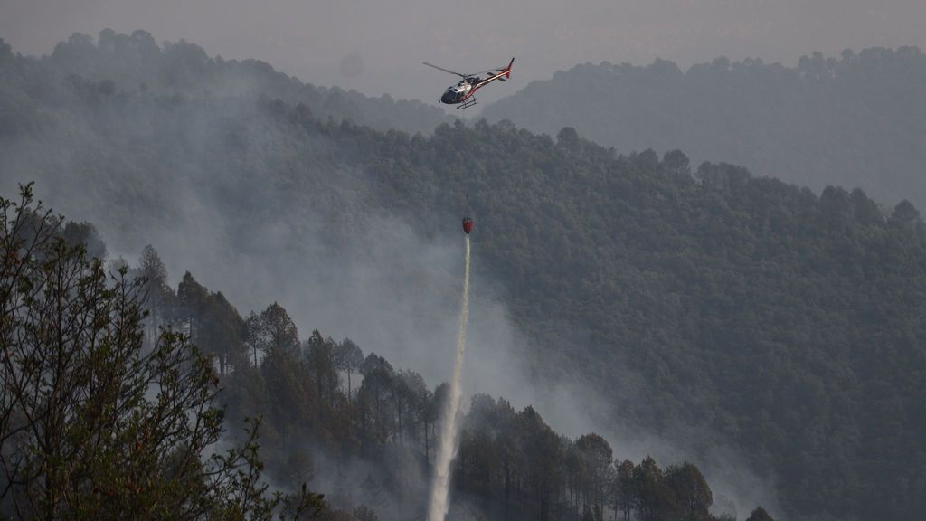 EuropaPress_3640117_11_april_2021_nepal_kathmandu_helicopter_pours_water_to_douse_the_fire_on