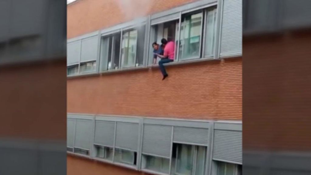 La decisión más difícil de su vida: descolgar a su hijo por la ventana para salvarle de las llamas en Madrid