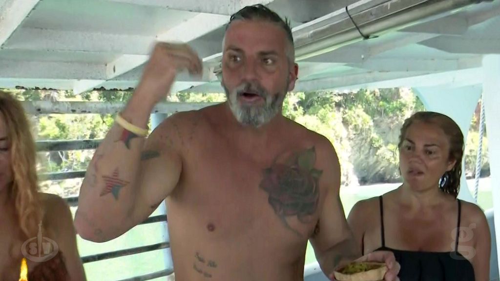 Llaman dictador a Carlos