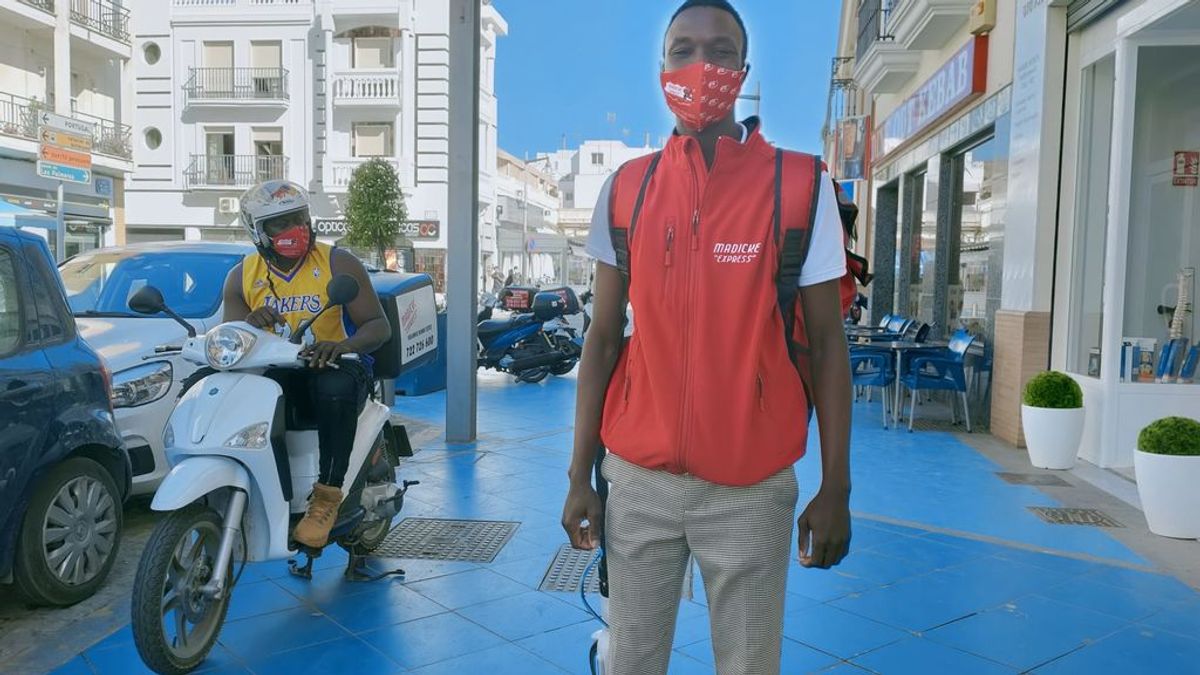 Madicke, el senegalés que llegó a España con lo puesto y ahora da empleo a sus vecinos: "Es mi forma de dar las gracias" Madicke, el senegalés que llegó a España con lo puesto y ahora da empleo a sus vecinos: "Es mi forma de dar las gracias"