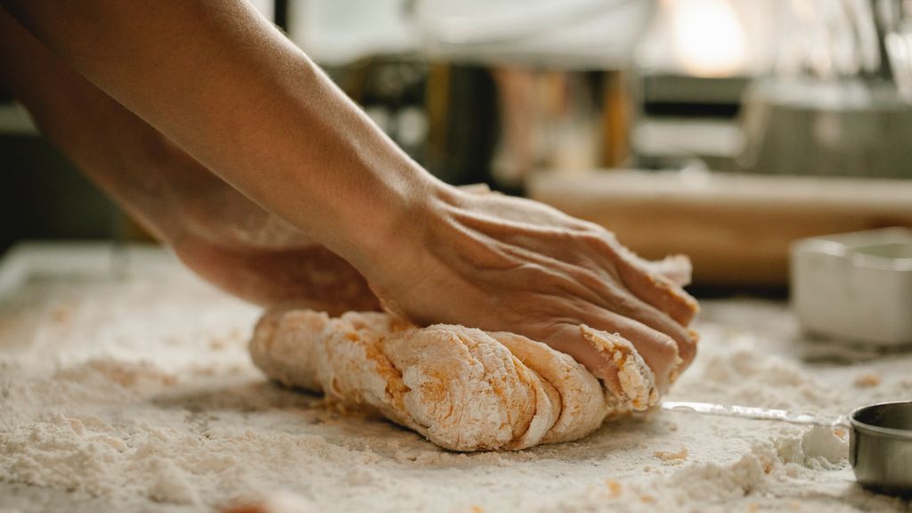 La masa debe prepararse con un día de antelación para permitir el levado (Pexels).