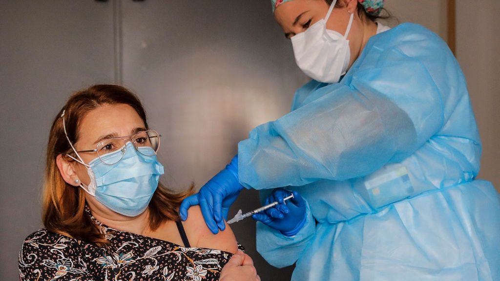 Una sanitaria administra la vacuna a una ciudadana valenciana