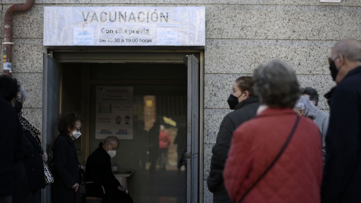 Madrid baja a 2.324 contagios mientras los hospitalizados por covid disminuyen Madrid baja a 2.324 contagios mientras los hospitalizados por covid disminuyen