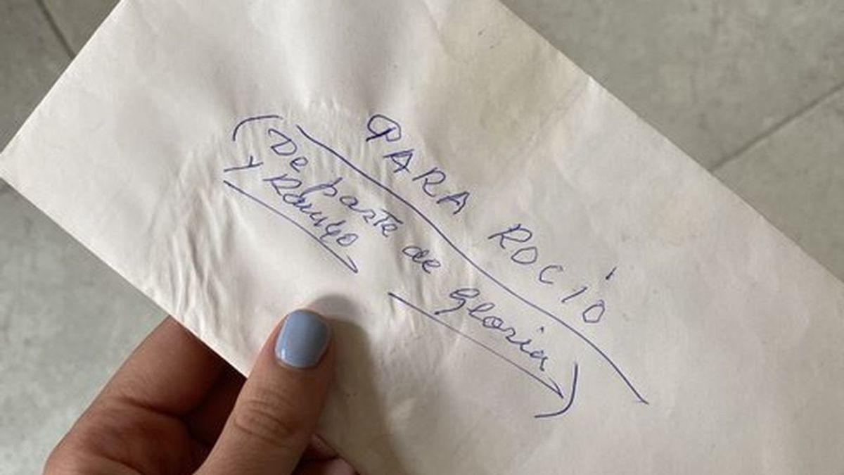 Una mujer de 84 años deja una genial nota a su vecina para decirle que no le puede mandar una foto por WhatsApp