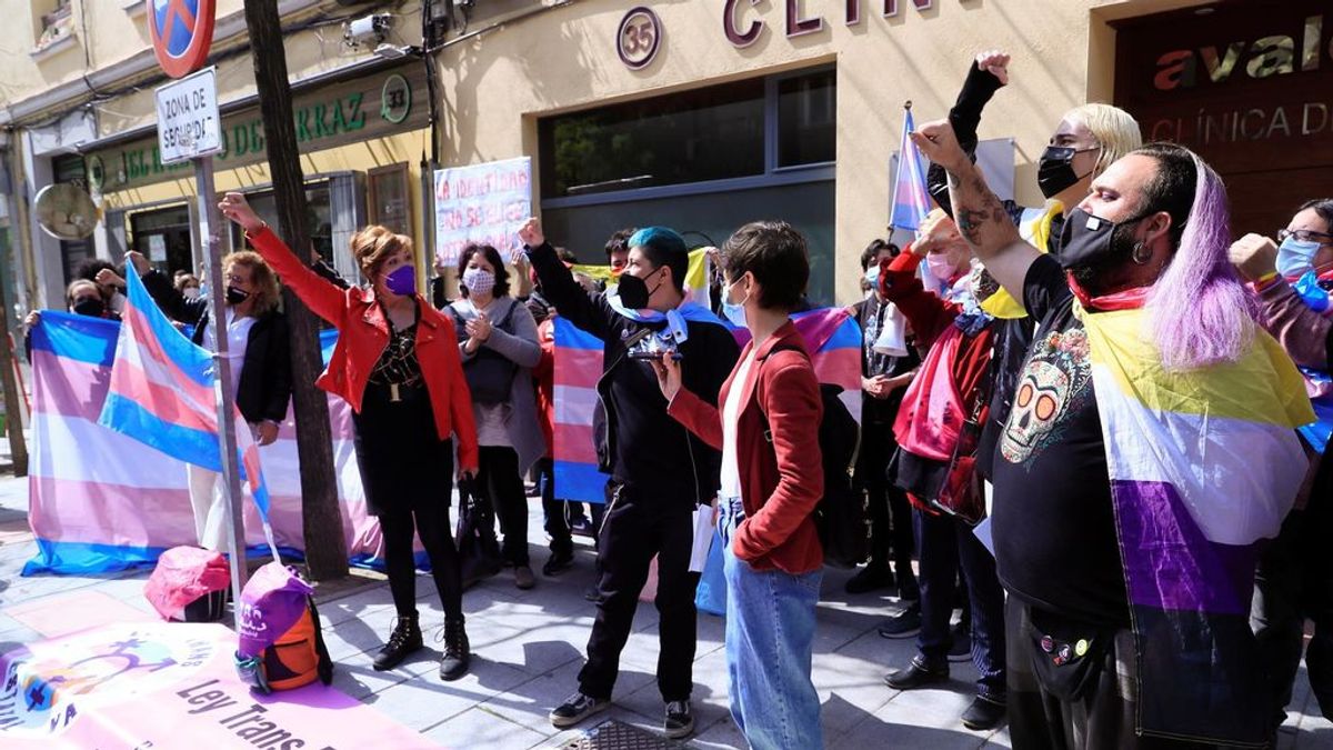 Protesta ante la sede del PSOE de Ferraz por la paralización a la Ley Trans de Irene Montero