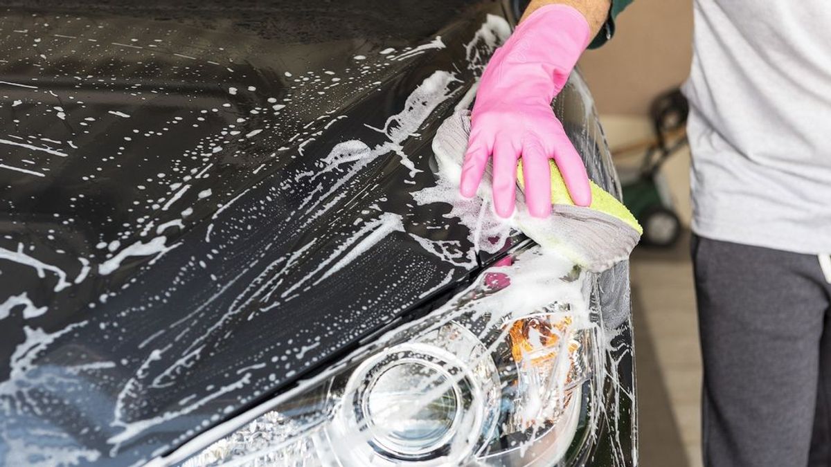 Multas de hasta 3000 euros por lavar el coche en la calle.