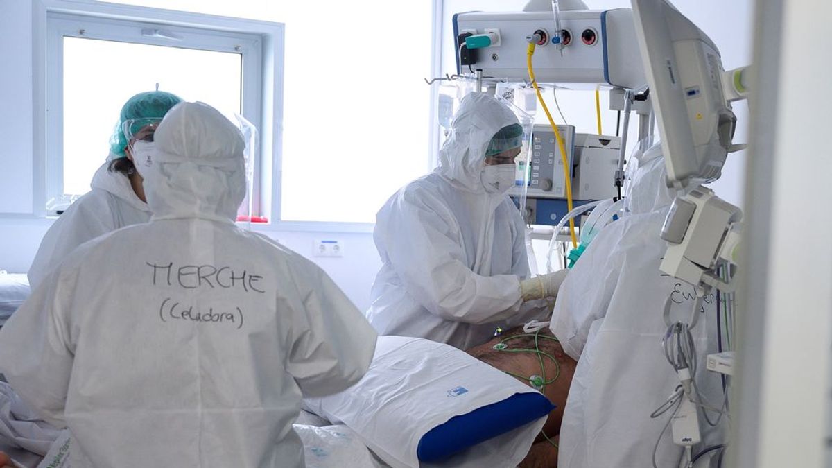 España se queda cerca pero no llega al objetivo: todavía hay más contagiados que personas con pauta completa de vacunación España se queda cerca pero no llega al objetivo: todavía hay más contagiados que personas con pauta completa de vacunación