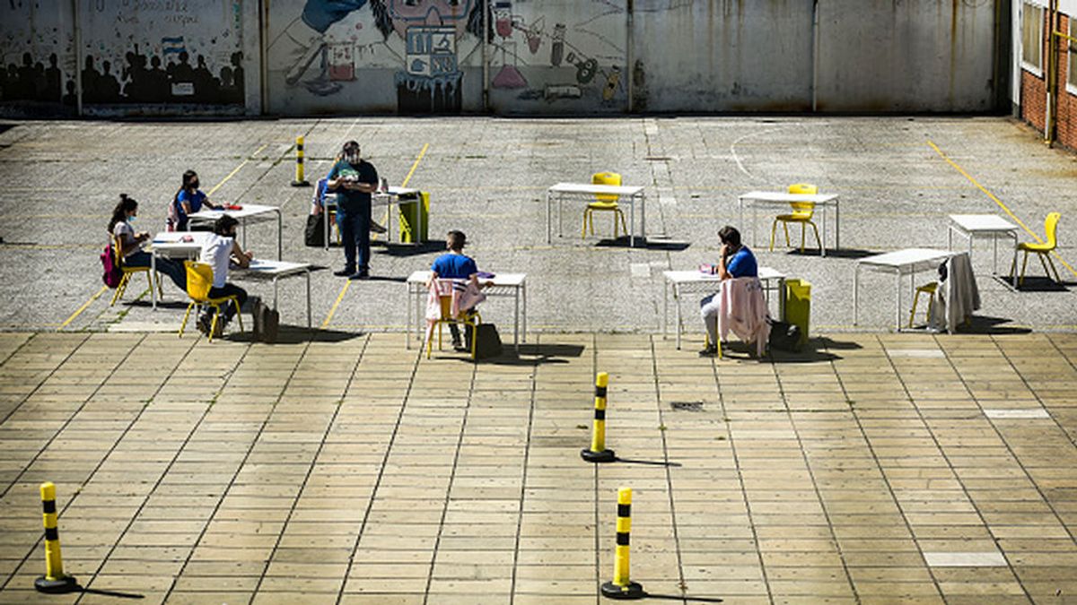Argentina cierra los colegios en medio de la segunda ola y con 25.000 nuevos contagios en el último día Argentina cierra los colegios en medio de la segunda ola y con 25.000 nuevos contagios en el último día