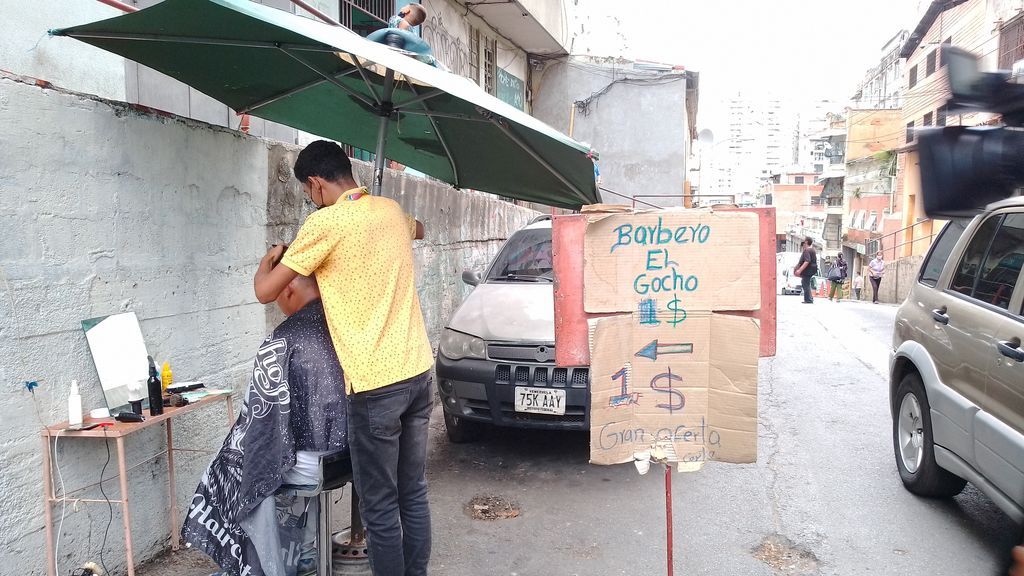 Cortar pelo en la calle, el negocio de moda entre los jóvenes en Venezuela