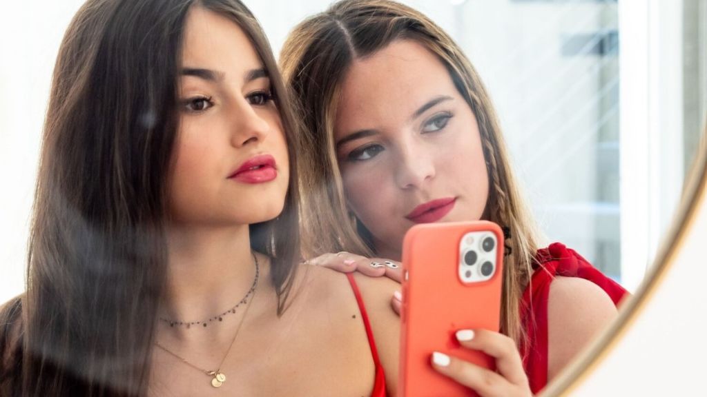 Laura (izquierda) con su prima Iria