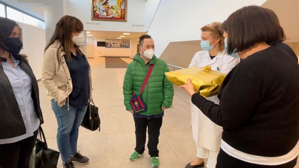 Luis charla con las doctoras de la unidad covid