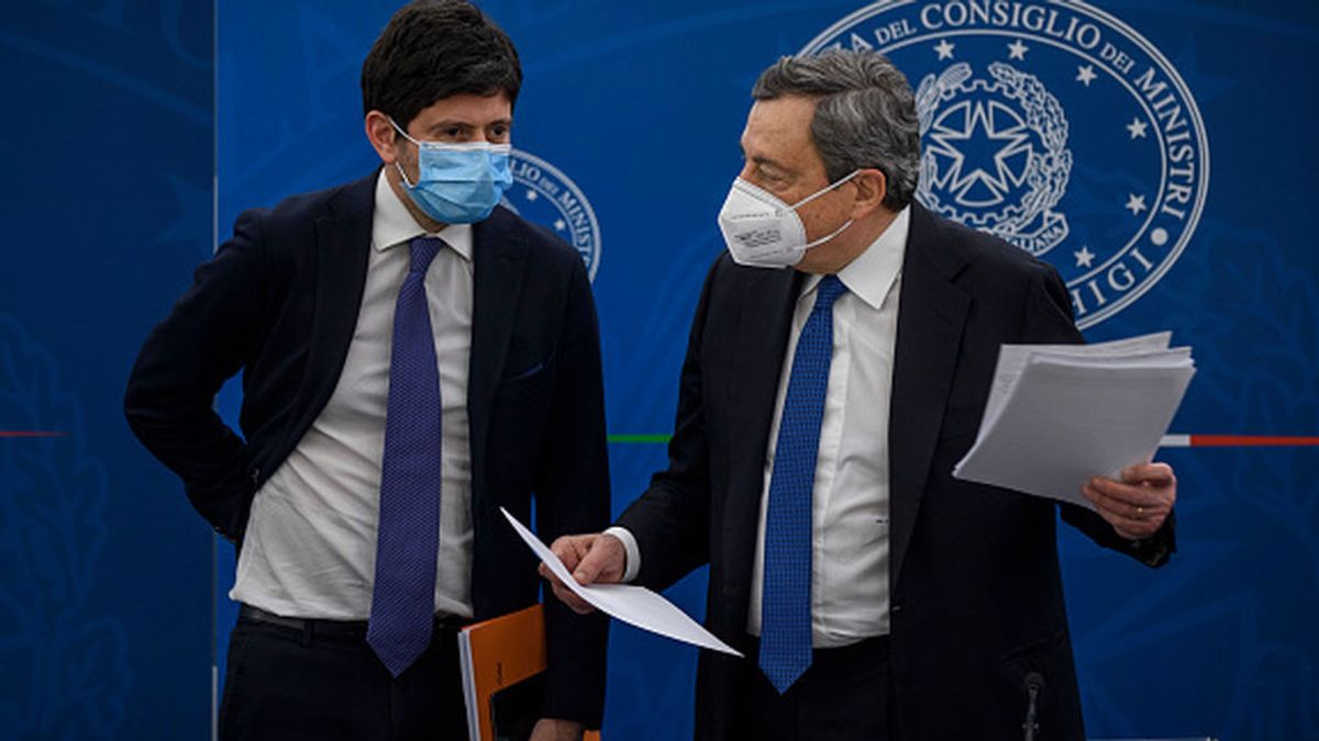 El ministro de Sanidad italiano, blanco de la derecha y pararrayos de Draghi relaja el confinamiento