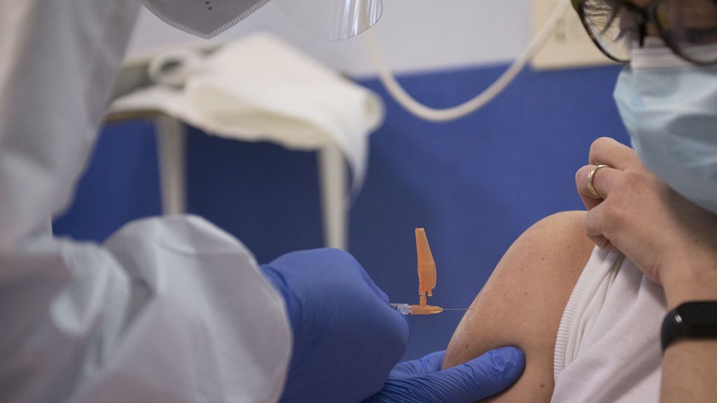 Vacunados por sorpresa: "Iba a por unos análisis al centro de salud y he salido con la primera dosis puesta" Vacunados por sorpresa: "Iba a por unos análisis al centro de salud y he salido con la primera dosis puesta"