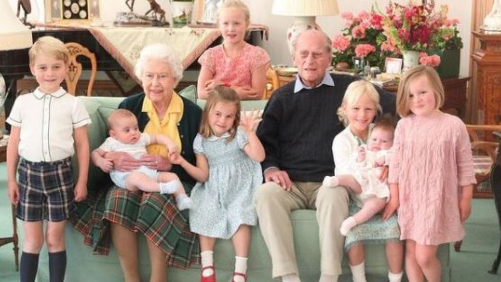 La reina Isabel II de Inglaterra posando con su marido el duque de Edimburgo y sus siete bisnietos