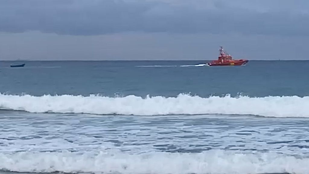 La Salvamar Enif toma rumbo a Algeciras con los rescatados